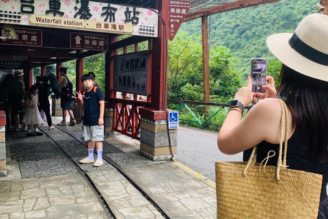 Taipei: 8 Hours Private Day Tour in Wulai with Benz Vito Wulai 8 hours day tour at 2026 Chinese New Year