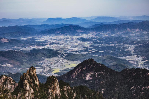 Huangshan: Mountain Top Day Trip with Cable Car and Pickup