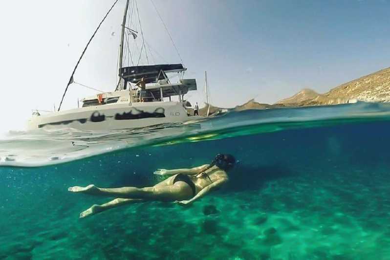 Santorini: crociera in catamarano di lusso, pasto e open bar