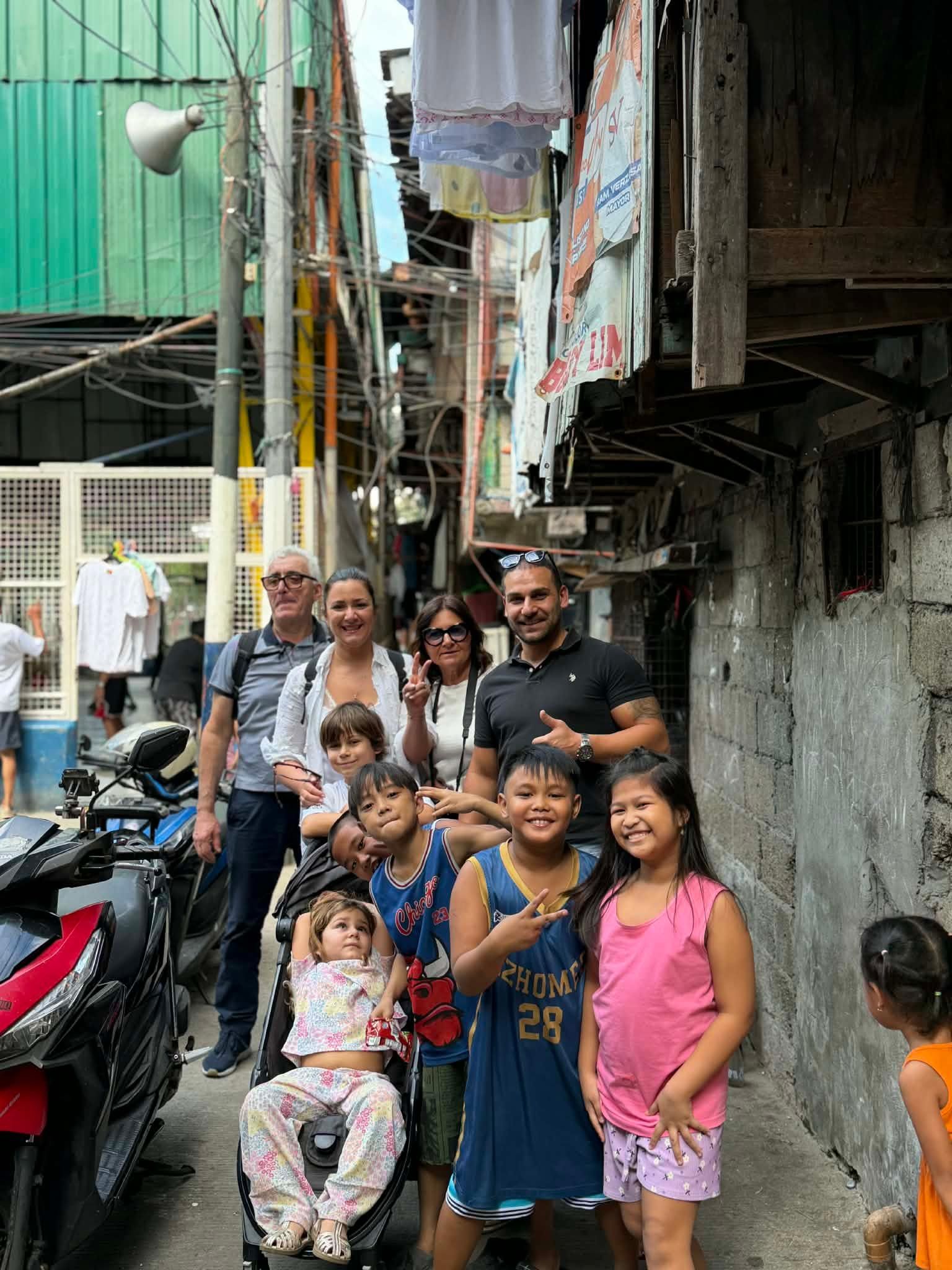 Erkunde die Slums von Manila und den versteckten Markt