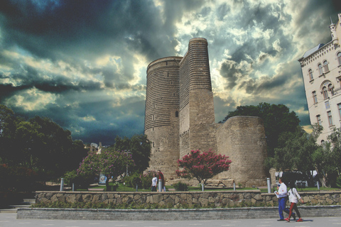 Baku: Night Panoramic Group Tour with Flame Towers