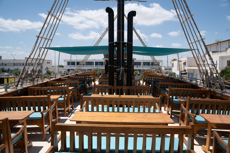 Boat Tour in La Goulette: Lunch and Swimming off Carthage & Sidi Bou Said Boat tour in La Goulette: Lunch and swim off Carthage & Sidi Bou Said