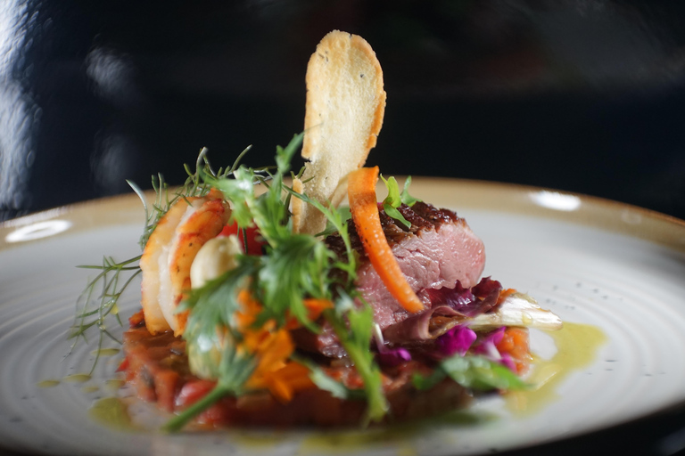 عشاء رومانسي على ضوء الشموع مع كريمون، 5 أطباق مع النبيذتناول الطعام