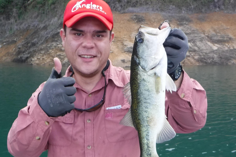 Guatapé: All-inclusive private fishing experience (24-hour advance booking) Guatapé: All-inclusive sport fishing experience (24-hour advance booking)