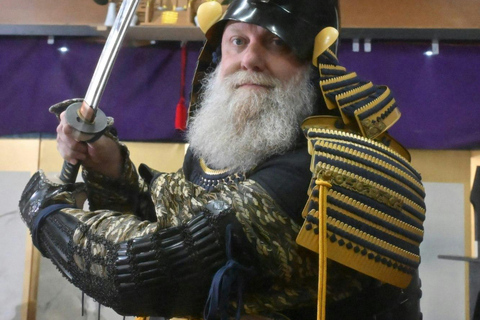 Osaka: 90 minuters lektion i samurajrustning och svärd nära slottetSamurajrustning + samurajsvärdskärning + videofilmning