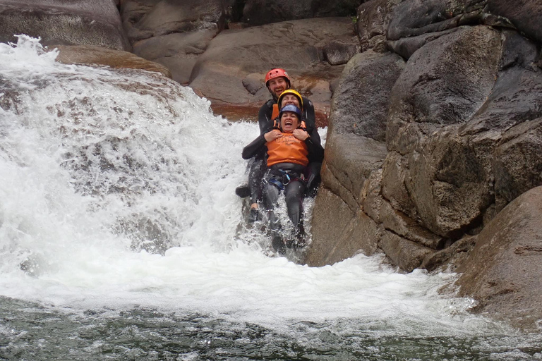 Cairns: Tour d&#039;avventura Crystals &amp; Behana - Canyoning a CairnsEsperienza nella foresta pluviale delle cascate di Cairns Giornata intera avanzata