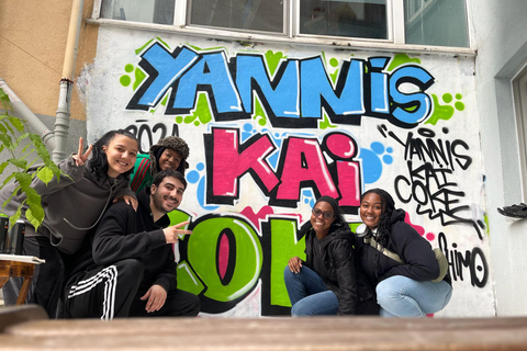 Atelier d'art du graffiti avec des habitants d'un jardin d'intérieur d'Istanbul