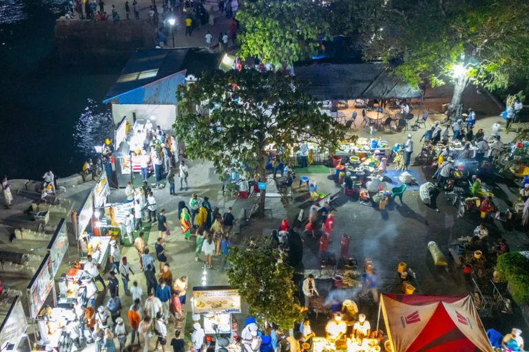 Zanzibar: tour in tuk-tuk di Stone Town al tramonto e mercato notturnoGruppo di 3 o più persone