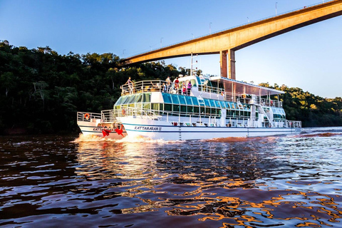 Pôr do sol em Kattamaram Paraná e Rio Iguaçu.