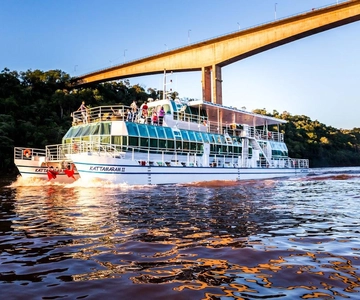 Kattamaram Coucher de soleil Paraná et fleuve Iguaçu.