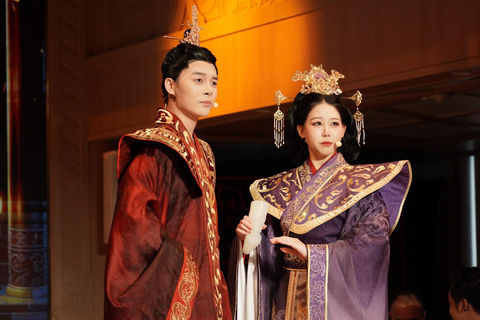 Guangzhou: Jixiang Fang Cruise – A Floating Nanyue Palace Level 1, Front Row VIP-Adult Ticket