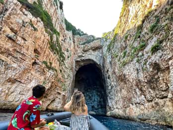 Vlore: Isla de Sazan, Cueva de Haxhi Ali y tour en barco de Karaburun