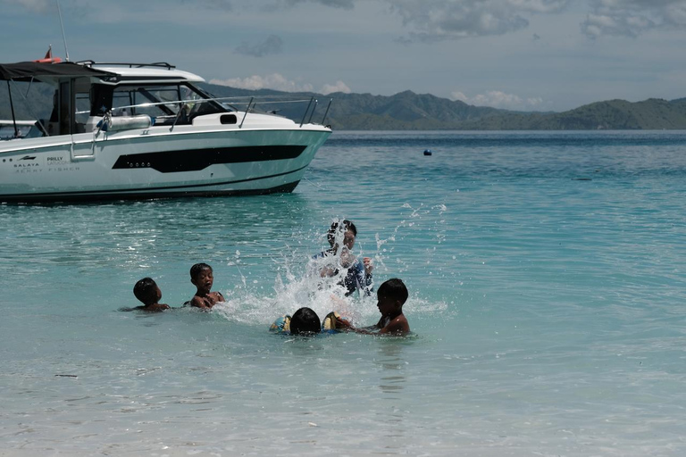 Labuan Bajo: Private Yacht to 3 Hidden Gem Komodo Islands Afternoon Yacht Tour (13:00–19:00)
