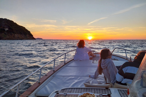 Procida : Excursion en bateau privé avec vue sur la mer et plongée en apnéeProcida Vue sur la mer