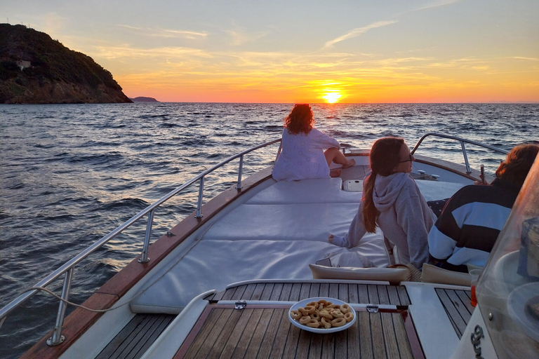 Procida : Excursion en bateau privé avec vue sur la mer et plongée en apnéeProcida Vue sur la mer