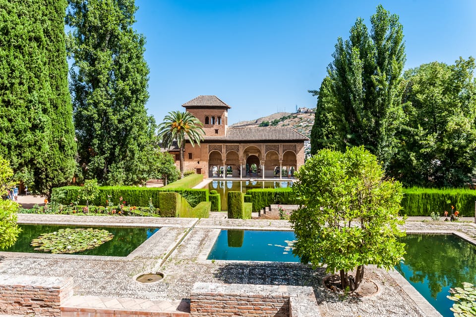 Granada: Alhambra & Nasrid Palaces Tour With Tickets | GetYourGuide