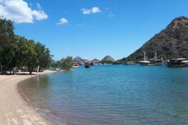 Labuan Bajo: Rangko Cave, Wae Cicu Beach & Sunset Tour