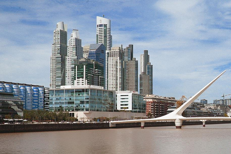 在MOBI上发现马德罗港，这是一种新的旅游交通工具。在MOBI——新型观光交通工具上，我发现了马德罗港。