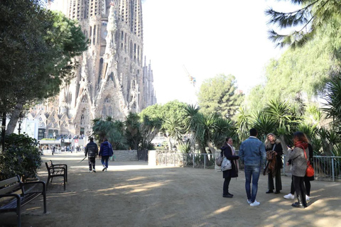 Barcelona: Sagrada Familia Skip The Line Insider Guided Tour Tour in Spanish (Monday)