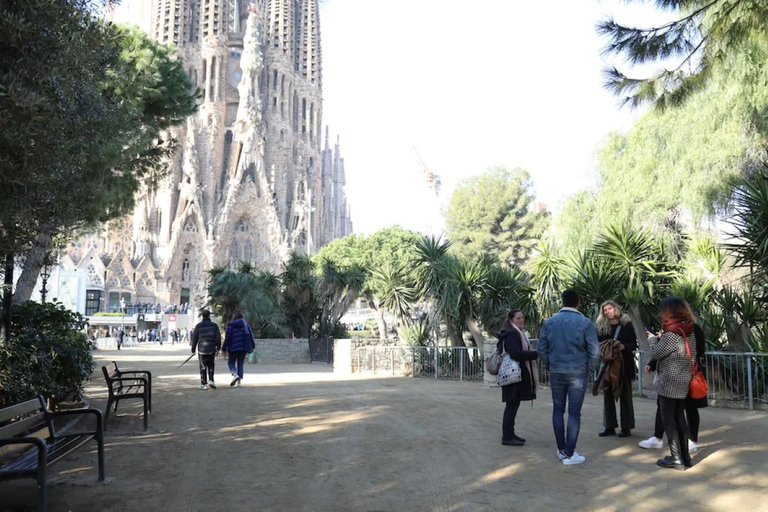 Barcelona: Sagrada Familia Skip The Line Insider Guided Tour Tour in Spanish (Monday)