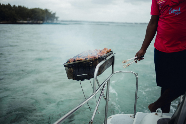 Crucero de día completo en catamarán a Ile aux Cerfs con almuerzo