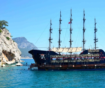 Alanya: Festa em um barco pirata com espuma, discoteca, almoço e bebidas