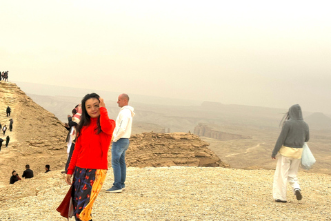 Riyadh: Edge of the World Hike &amp; Gazelle Sanctuary 4WD Tour