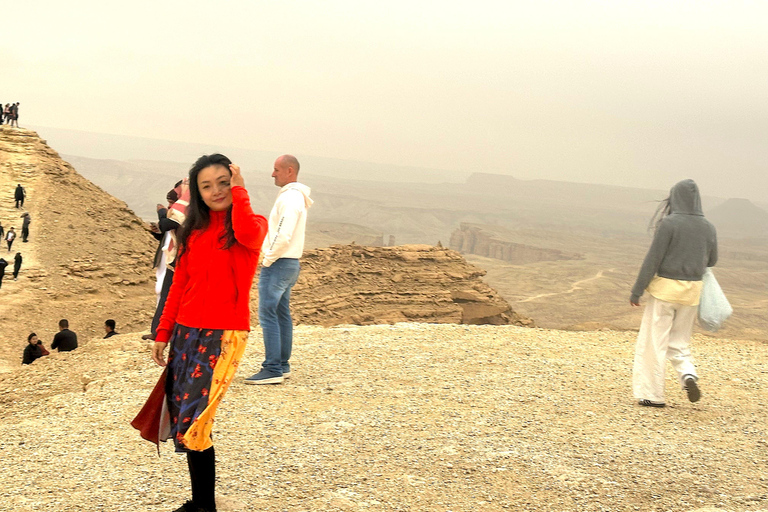 Riyadh: Edge of the World Hike &amp; Gazelle Sanctuary 4WD Tour