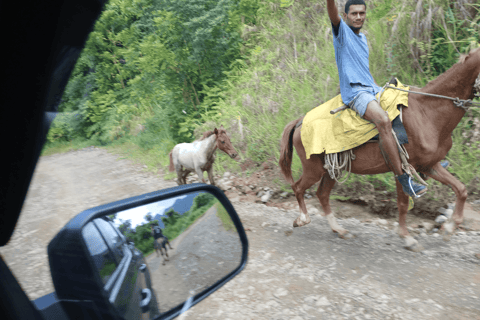 Wycieczka półdniowa do wioski Nalesutale z wędrówką po lesie deszczowymOdbiór z hoteli Fiji Marriott/Lautoka/Lautoka Wharf