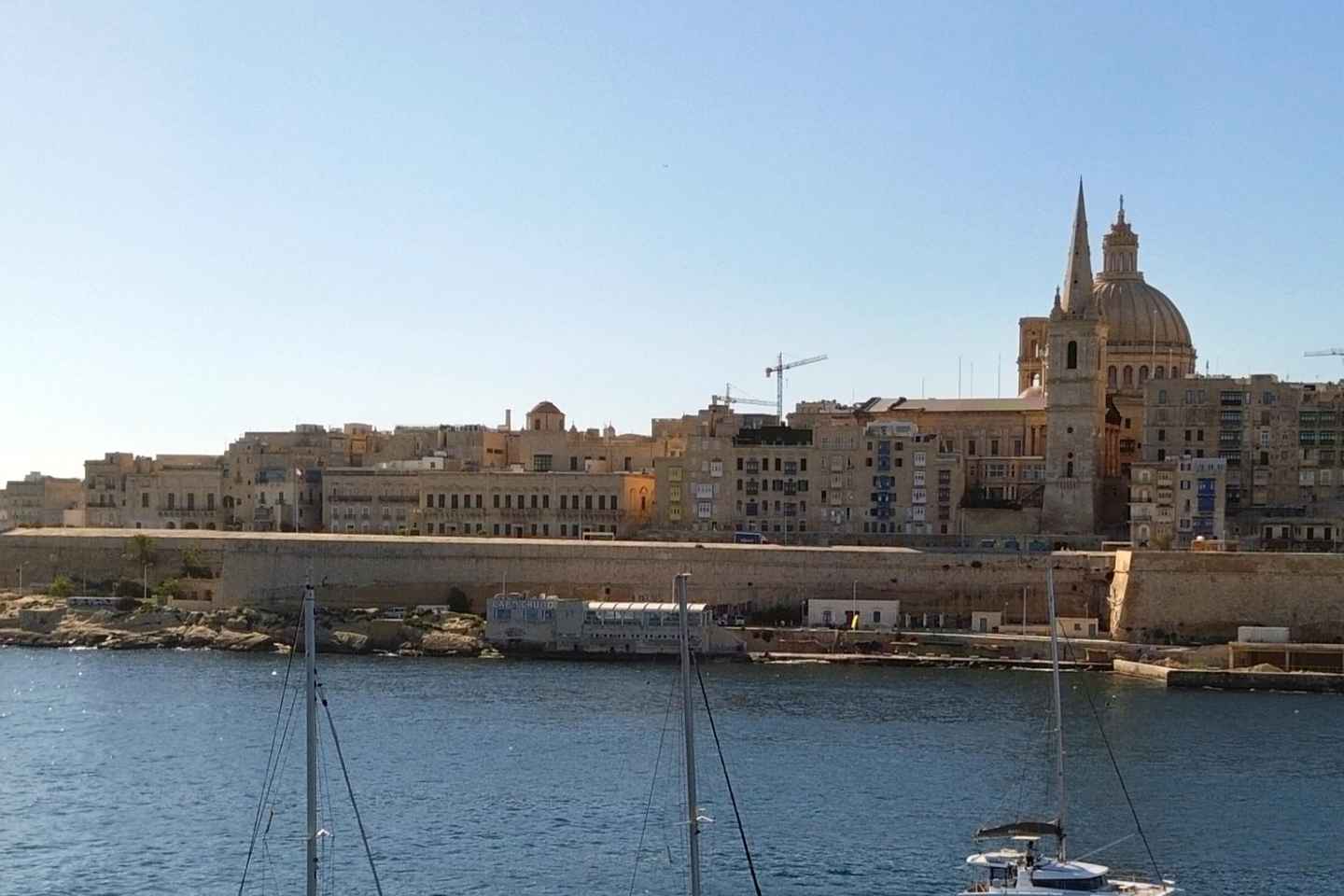 Malta: Einkasigling á katamara með skipstjóra