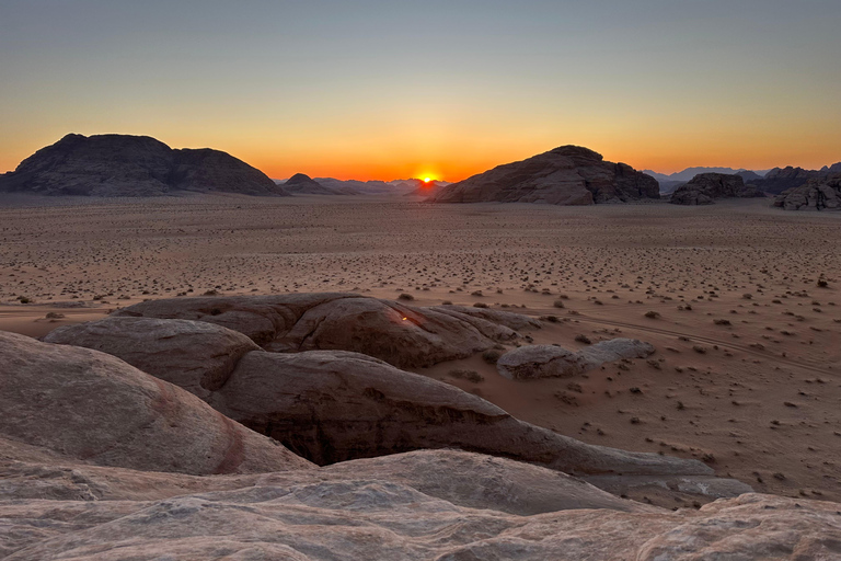 瓦迪拉姆日落吉普之旅：贝都因晚餐与星空观测瓦迪拉姆日落吉普之旅，含贝都因晚餐与星空观测