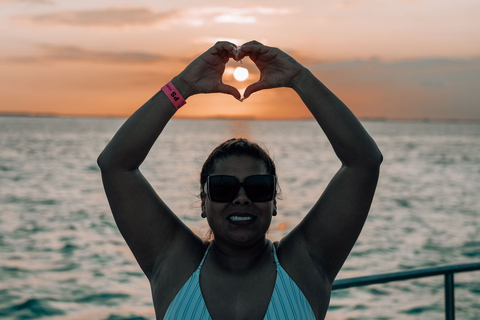 Von Cancún aus: Isla Mujeres Katamaran-Kreuzfahrt bei Sonnenuntergang