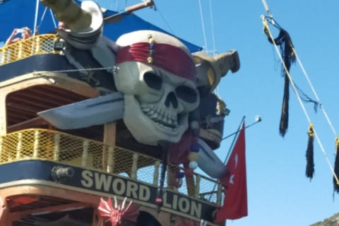 Alanya piratenboot: hele dag met maaltijden en zwemmen!