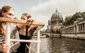 1-hour sightseeing boat trip through Old-Berlin