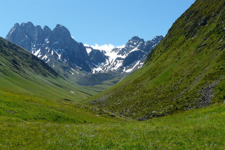 Tbilisi: Kazbegi Day Tour with Honey Tasting & Monasteries
