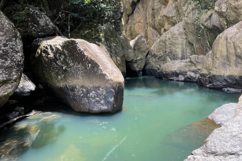Wycieczka do ukrytego wodospadu El Yunque z transportem