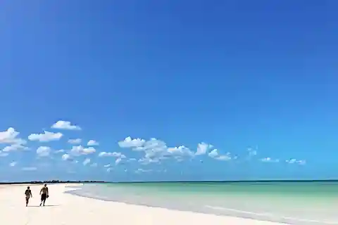 Desde Tulum: Excursión a Holbox e Isla Pasión con Cenote