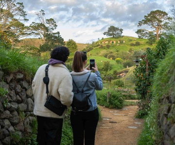 From Auckland: Hobbiton Movie Set Trip with Guided Tour