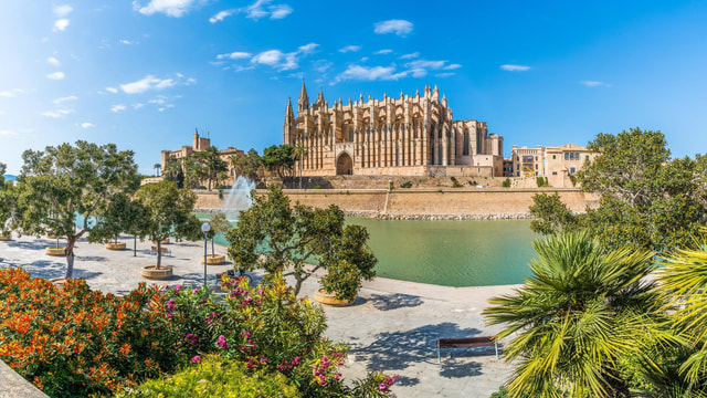 Palma: A Day of Discovery – Cathedral, Culture & Local Cuisine