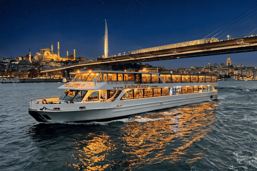 Dinner-Bootsfahrt auf dem Bosporus mit Show – Option mit privatem Tisch am Fenster. Foto: GetYourGuide