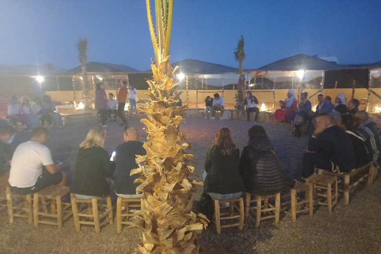 Dinner-Show bei Sonnenuntergang und Kamelritt in der Agafay-Wüste