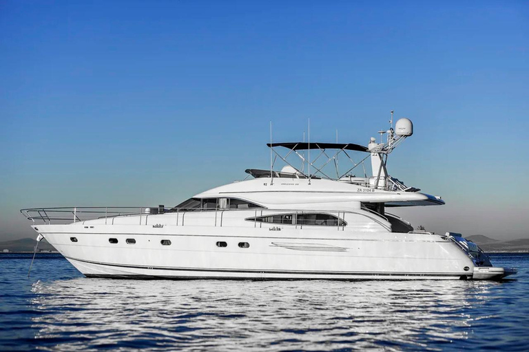 Cape Town: 3-Hour Private Luxury Yacht Charter with Drinks