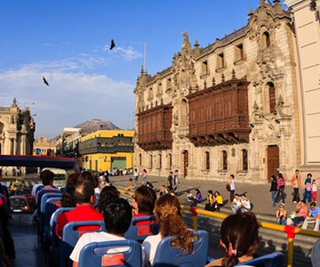 Lima bus tour: Historic Center & Catacombs of Saint Francis