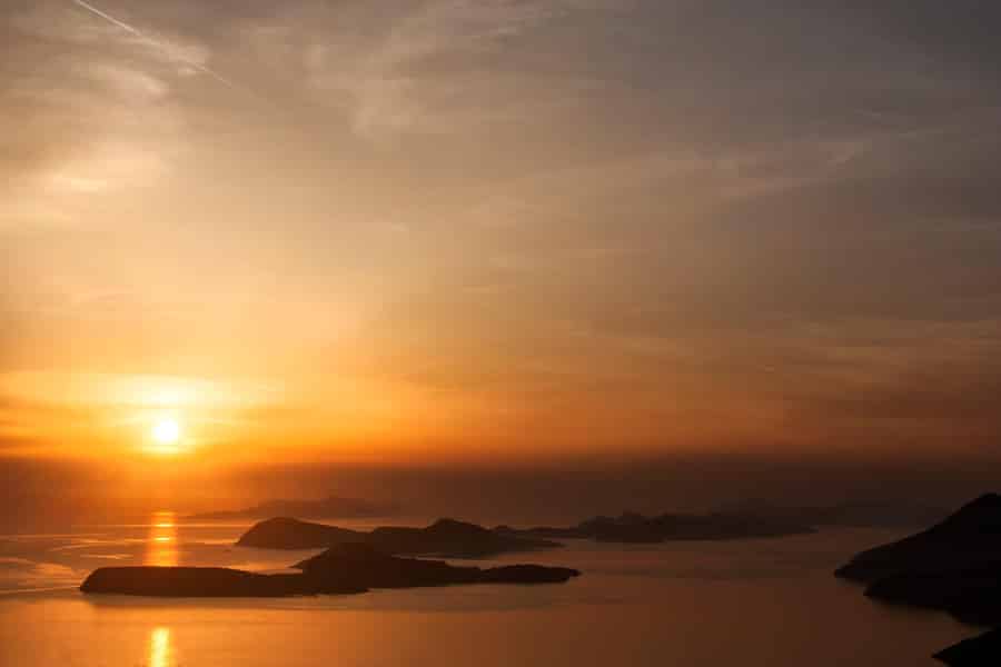 Dubrovnik: Katamaranfahrt bei Sonnenuntergang mit Sekt. Foto: GetYourGuide