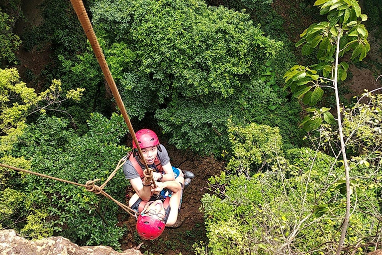 Yogyakarta : Excursion d&#039;une journée dans la grotte de Jomblang avec Light from Heaven