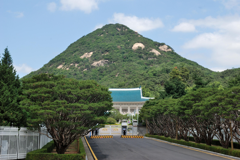 Séoul : visite matinale du palais de Gyeongbok, du musée folklorique et du templeSéoul : Palais de Gyeongbok, musée folklorique et visite du temple