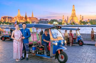 Königliches Erlebnis in Bangkok: Thai-Kostüm & Tuk-Tuk-Abenteuer