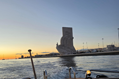 Lisbon: Tagus Motorboat Cruise Open Bar & Pro Guide Morning: Breakfast Motorboat Cruise with Open Bar
