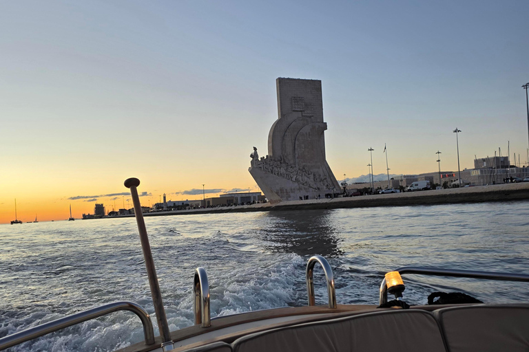 Lisbon: Tagus Motorboat Cruise Open Bar & Pro Guide Morning: Breakfast Motorboat Cruise with Open Bar