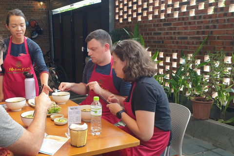 Hue: Aula de culinária com uma família localAula de culinária com visita ao mercado